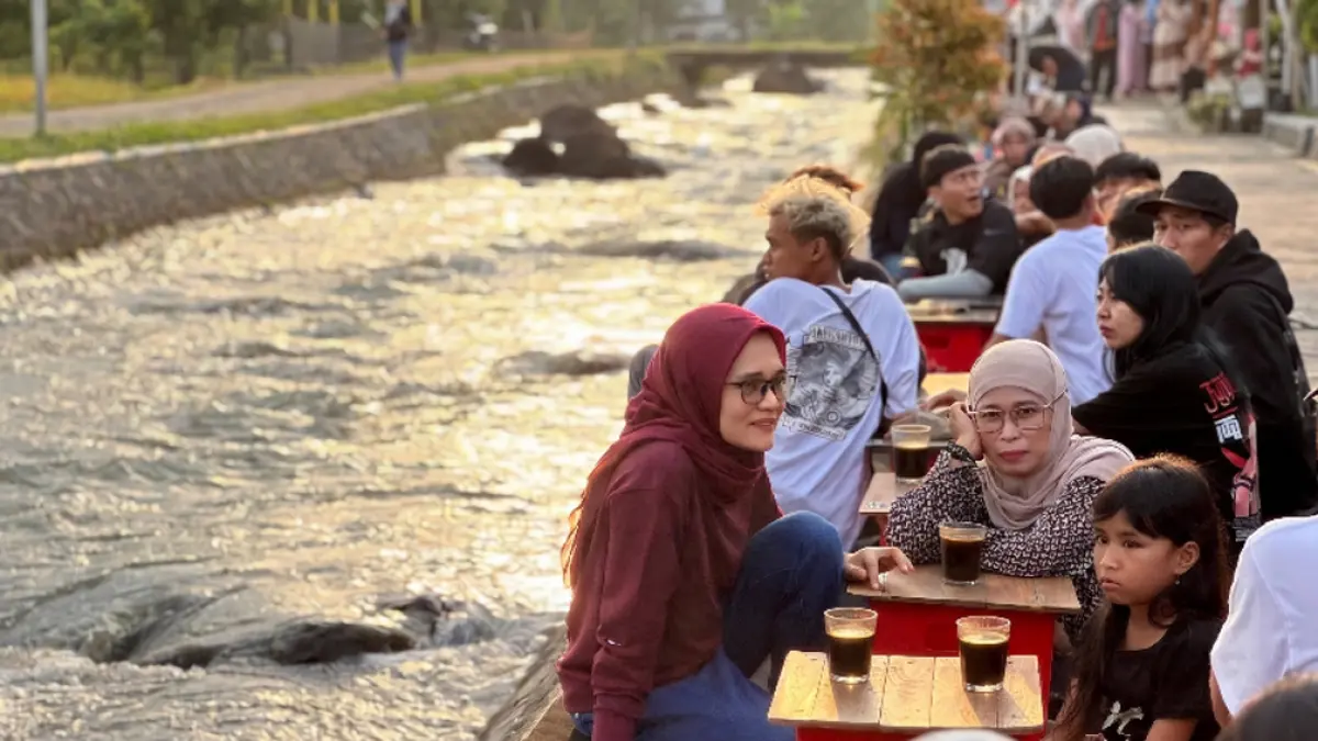 Ngopi Pinggir Kali Sumbergondo jadi magnet Banyuwangi Attraction 2026. Wisata tubing dan UMKM lokal dorong ekonomi warga pesat. (banyuwangitourism.com)