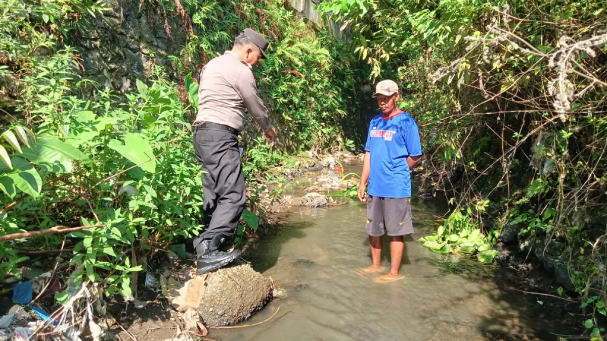 OLAH TKP: Anggota Polsek Singojuruh melakukan pemeriksaan di tempat kejadian perkara lansia meninggal dunia di Dusun Pasinan, Desa/Kecamatan Singojuruh, Sabtu (18/4). (Polsek Singojuruh)