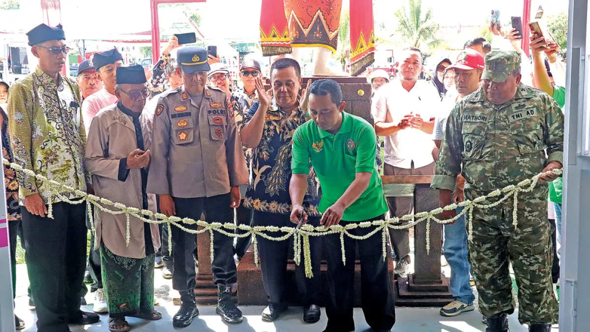 RESMI: Camat Glenmore Eko Yulianto (pegang gunting) meresmikan gedung olahraga (GOR) berkapasitas 2.500 orang di Desa Tulungrejo, Kecamatan Glenmore, Sabtu (18/4). (Salis Ali/Radar Banyuwangi)