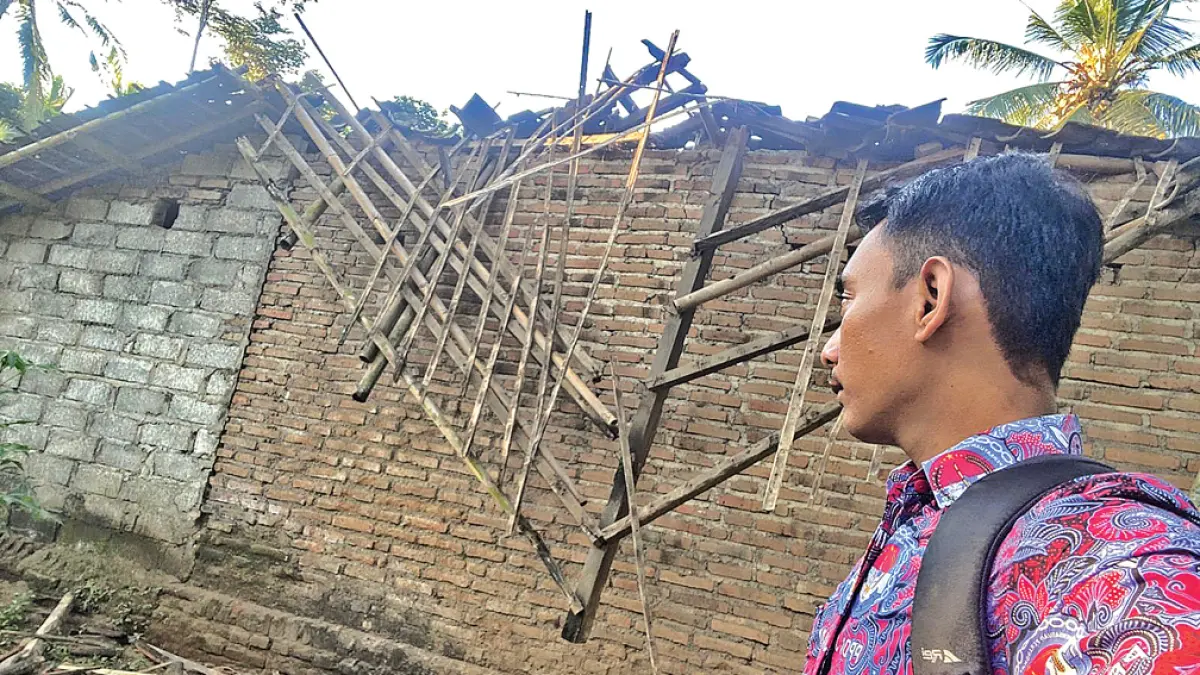 BERSERAKAN: Atap rumah warga Desa Wonosobo, Kecamatan Srono, roboh lantaran usuknya sudah rapuh pada Jumat siang (17/4). (Imam Muslih for Radar Banyuwangi)