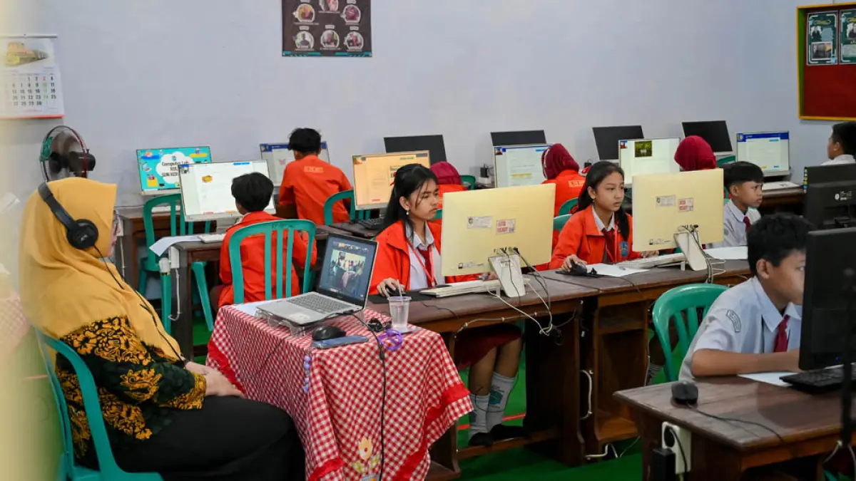 HARI PERTAMA: Para siswa SDN Kepatihan menjalani TKA di sekolahknya, Senin (20/4). (Ramada Kusuma/Radar Banyuwangi)

