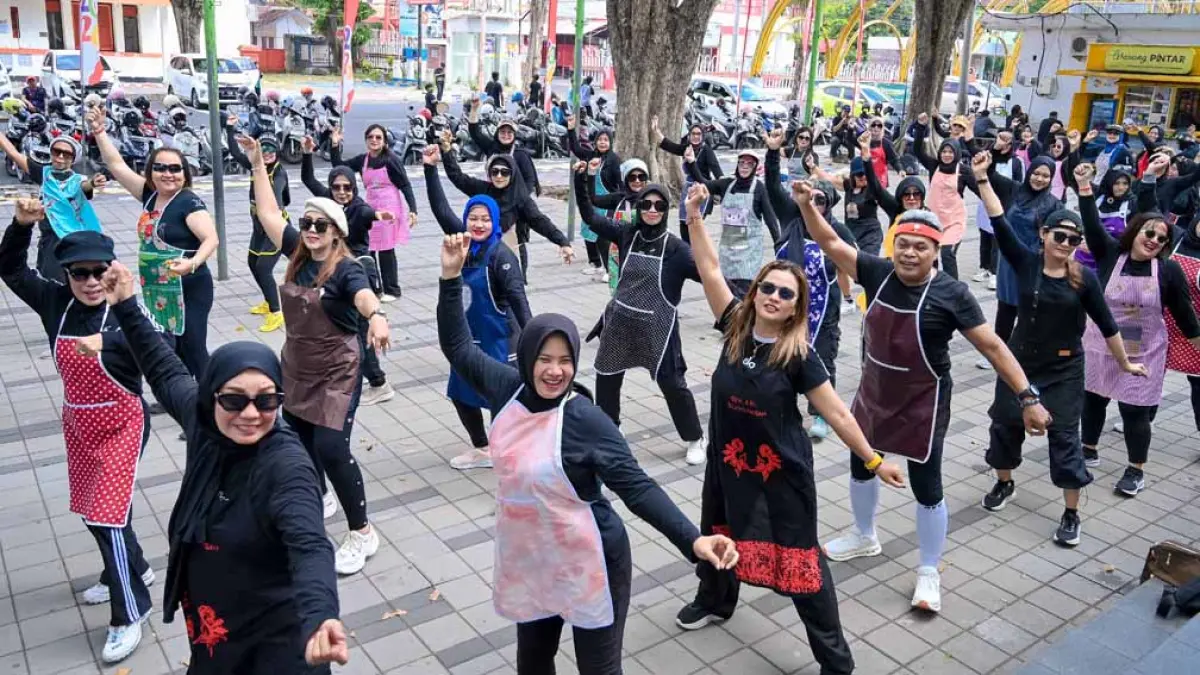 NUANSA KARTINI: Dengan mengenakan celemek, ibu-ibu mengikuti senam di Taman Blambangan didampingi instruktur, Senin (20/4). (Ramada Kusuma/Radar Banyuwangi)
