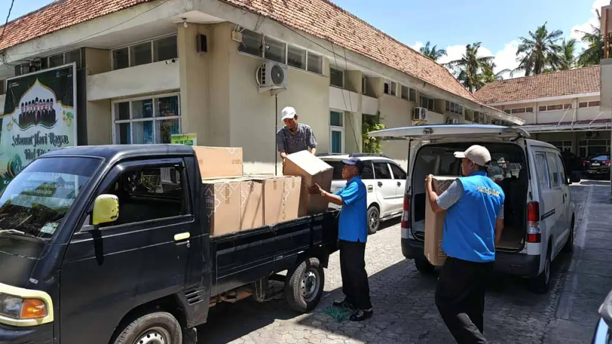 PERSIAPAN HAJI: Pihak KBIHU mulai mengambil koper haji di halaman Kantor Kemenhaj Banyuwangi yang diangkut dengan pikup, Senin (20/4). (Ksatria Raya/Radar Banyuwangi)