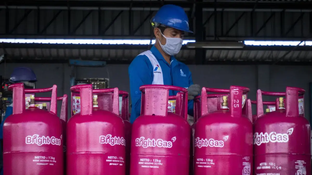Petugas sedang menata tabung Elpiji Bright Gas 12 kg di agen resmi Pertamina untuk distribusi ke masyarakat pasca penyesuaian harga April 2026. (Dok. Pertamina)