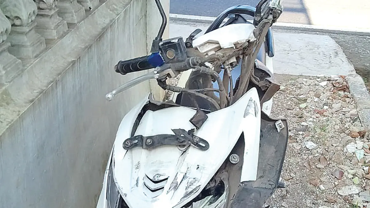 RUSAK: Sepeda motor Honda Vario rusak berat usai menabrak bak truk di Jalan Raya Desa Jajag, Kecamatan Gambiran, Minggu sore (19/4). (Dwi Wijayanto for Radar Banyuwangi)