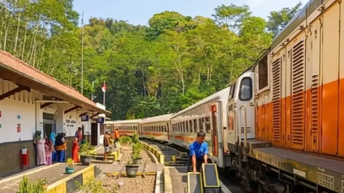 Stasiun Lampegan di Cianjur mencatat peningkatan penumpang pada awal 2026. (Antara)