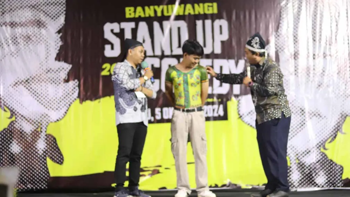TETAP EKSIS: Personel stand up comedy Banyuwangi saat tampil dalam acara festival di Gesibu Banyuwangi pada 2024. (Danang for Radar Banyuwangi)