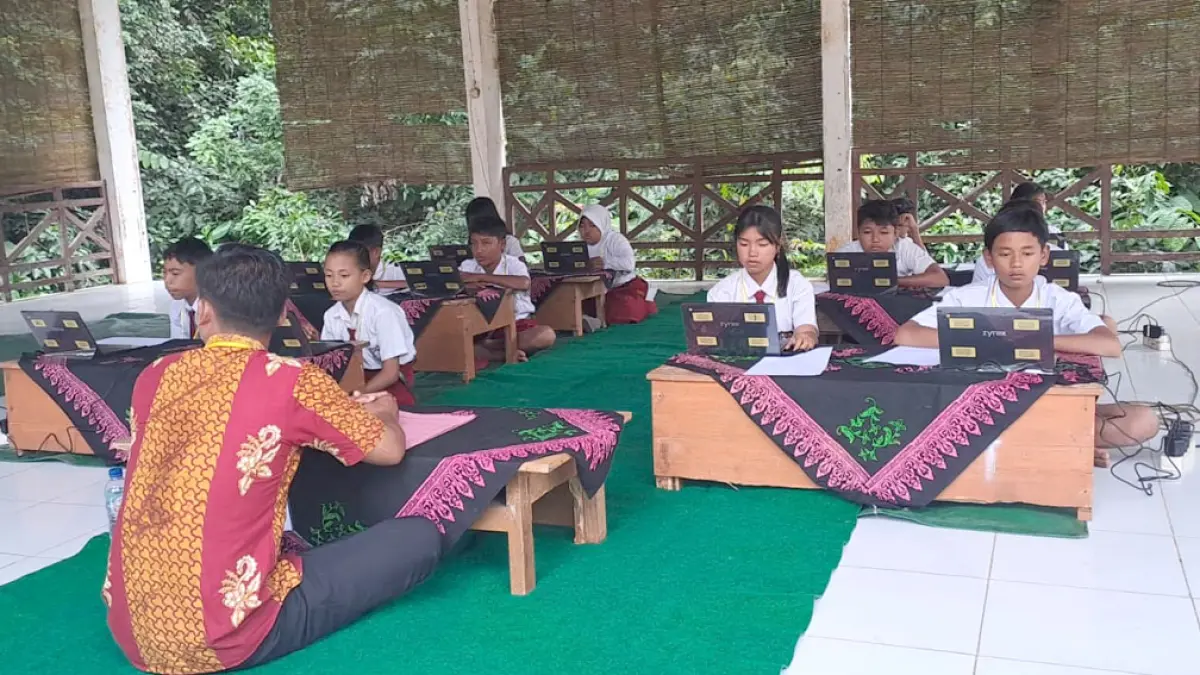 TKA SD Banyuwangi dipindah ke Resort Sukamade akibat listrik padam dan internet lemah. Siswa berangkat subuh demi ujian lancar. (Puji for Radar Banyuwangi)
