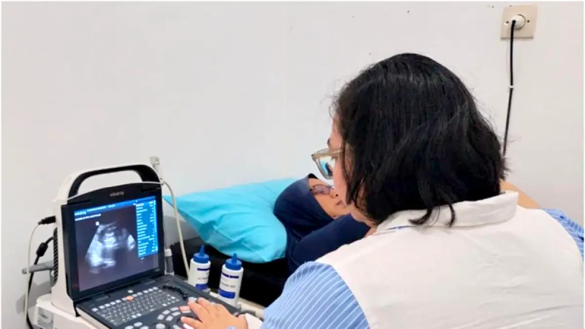 KOMPETEN: Dokter spesialis kandungan RSU Bhakti Husada dr Made Ayu S SpOG melakukan pemeriksaan USG pada pasien di poliklinik spesialis kandungan. (RSU Bhakti Husada untuk Raba)