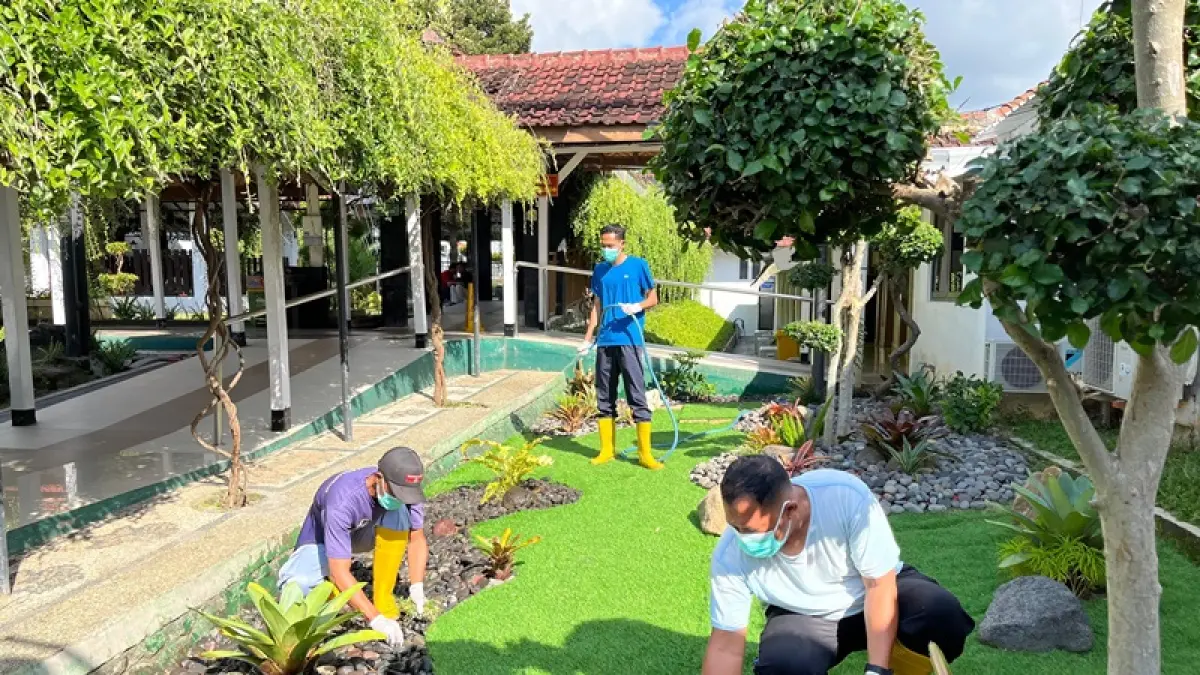 PEDULI KEBERSIHAN: Tim IKL RSUD Blambangan bersih-bersih taman.(Putri RSUD Blambangan untuk Raba)