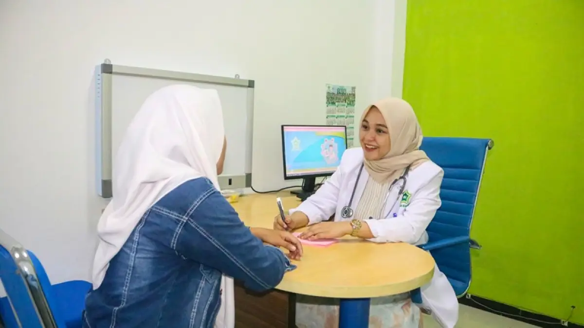 PELAYANAN PRIMA: Pasien konsultasi dengan dokter tentang kesehatan wanita.(RS Al Huda untuk Raba)