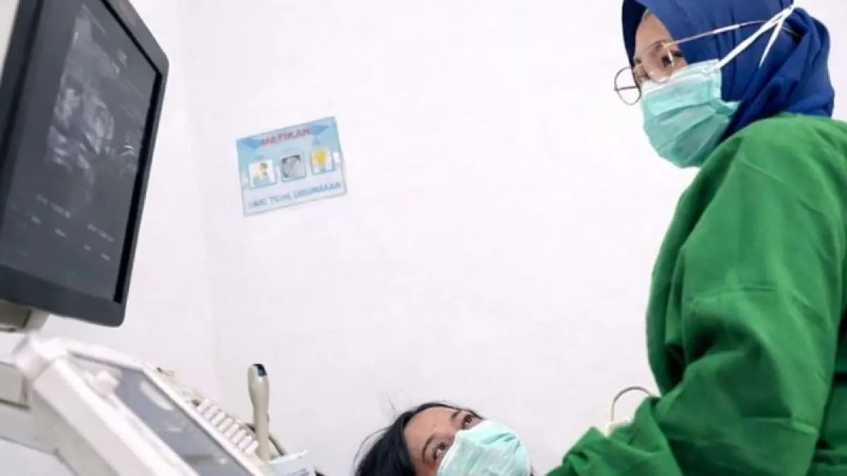 PENANGANAN: Dokter Satinta Febrianti sedang melakukan USG Mamae terhadap pasien.(RSUD Genteng untuk Raba)