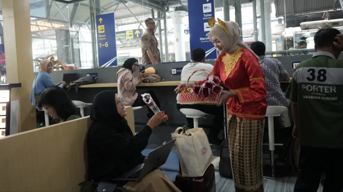 PT KAI Daop 8 Surabaya menghadirkan nuansa Hari Kartini di kereta api dan stasiun. (KAI)