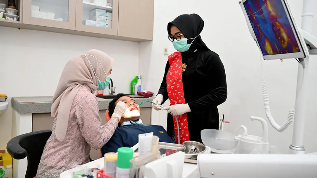SEMANGAT KARTINI: Pada momen peringatan Hari Kartini Selasa (21/4) seluruh pegawai mengenakan pakaian kebaya. Perempuan di RSUD Blambangan turut mengisi berbagai lini strategis, mulai dari dokter, kepala instalasi, hingga posisi direktur. (RSUD Blambangan)