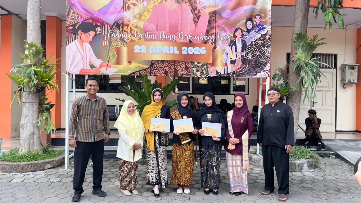 APRESIASI: Momen tadi Hari Kartini, siswi berprestasi dapat apresiasi.
