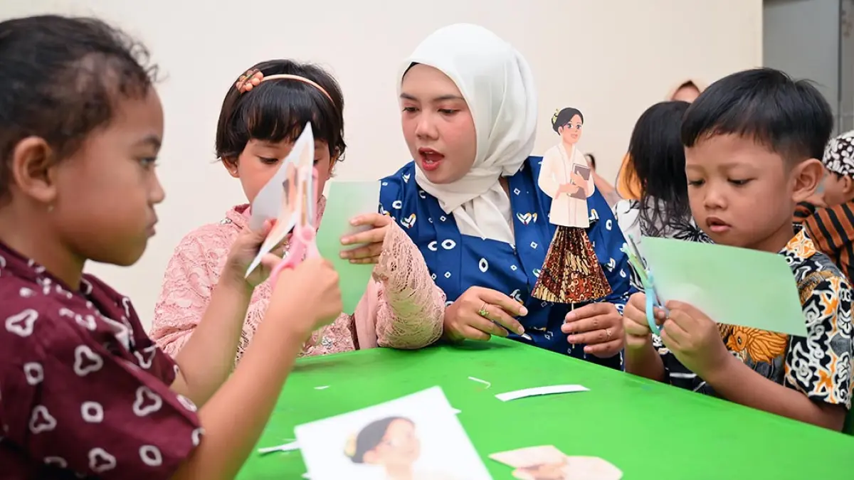 ASAH KREATIVITAS: Siswa TK Askara membuat wayang Kartini. (Ramada Kusuma/Radar Banyuwangi)