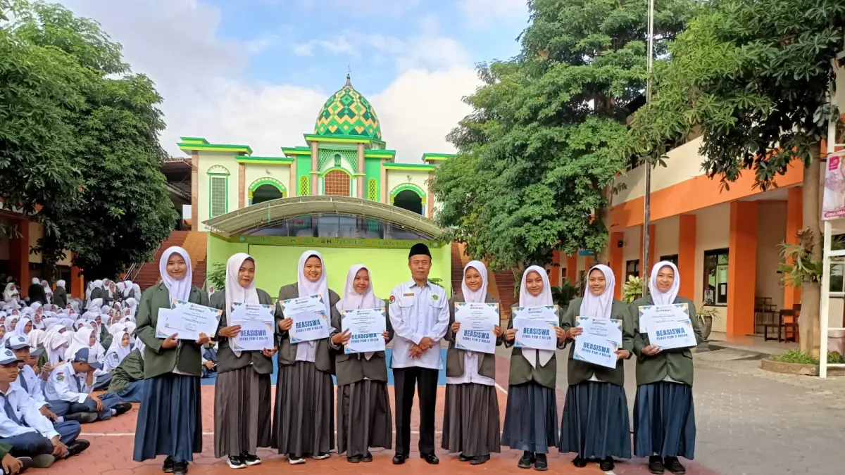 BEASISWA: Para siswi MAN 1 Banyuwangi mendapat penghargaan dari Kepala MAN 1 Banyuwangi H Samad Maryono. (TOHA/RABA)
