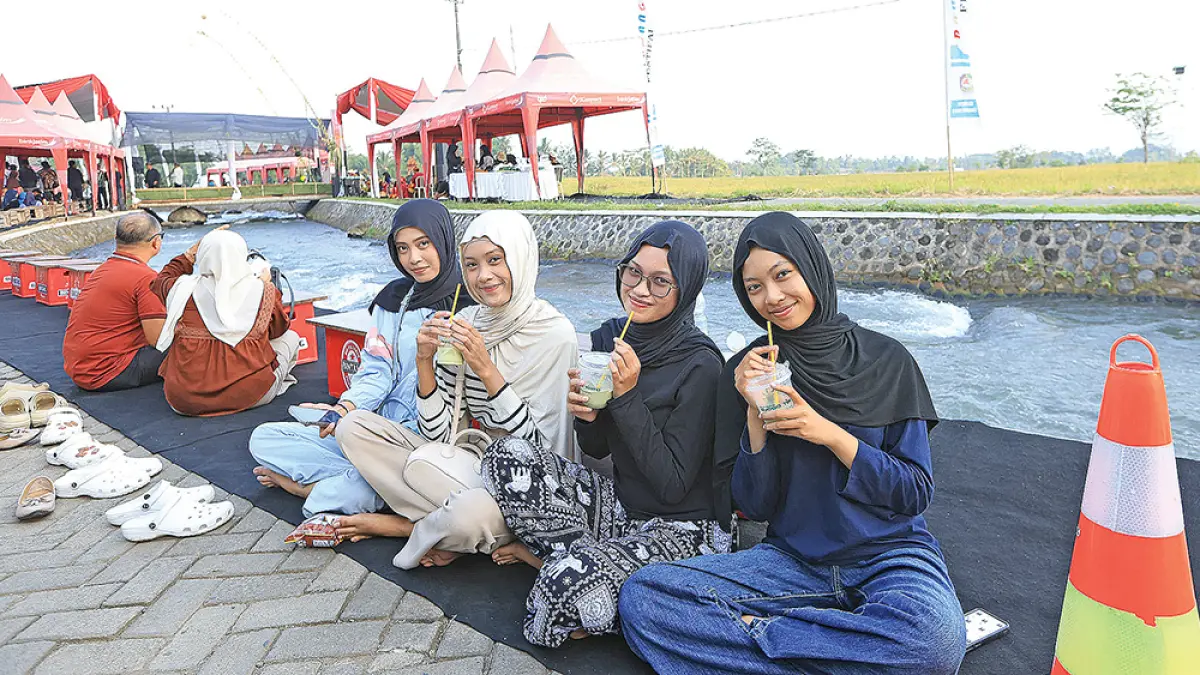 MAGNET WISATAWAN: Sejumlah pengunjung menikmati suasana di kawasan Wisata Pesona Senja, Dusun Salamrejo, Desa Sumbergondo, Kecamatan Glenmore. (DINI for Radar Banyuwangi)