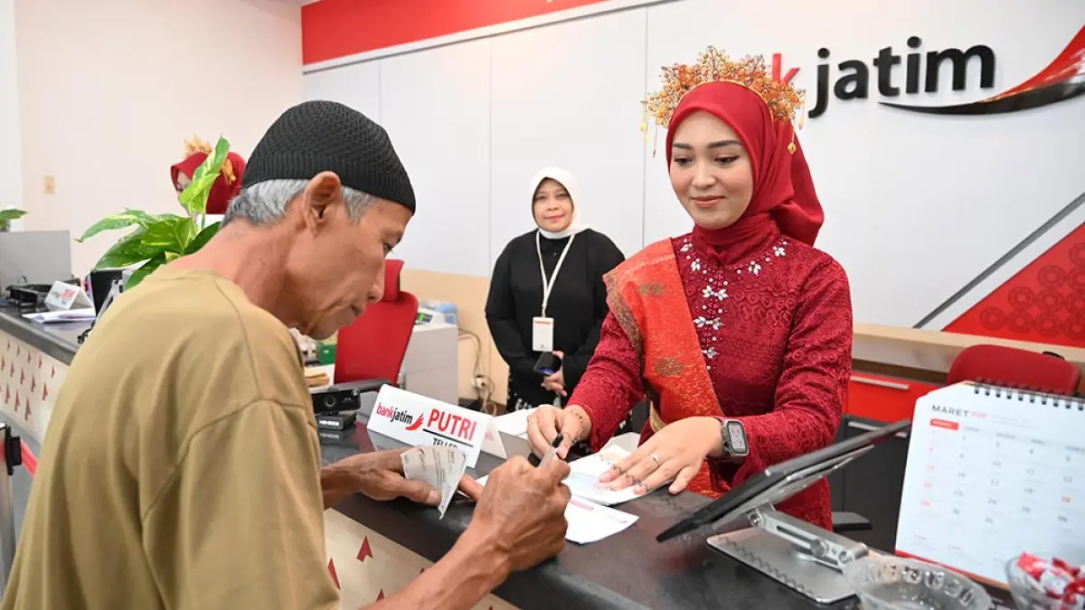 NUANSA BUDAYA: Pegawai wanita bagian layanan Bank Jatim Banyuwangi mengenakan pakaian adat Mandailing, Selasa (21/4). (Ramada Kusuma/Radar Banyuwangi)
