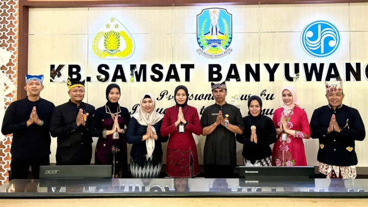 NUANSA KARTINI: Petugas Samsat Banyuwangi mengenakan pakaian adat dalam peringatan Hari Kartini, Selasa (21/4). (Bagus Rio/Radar Banyuwangi)