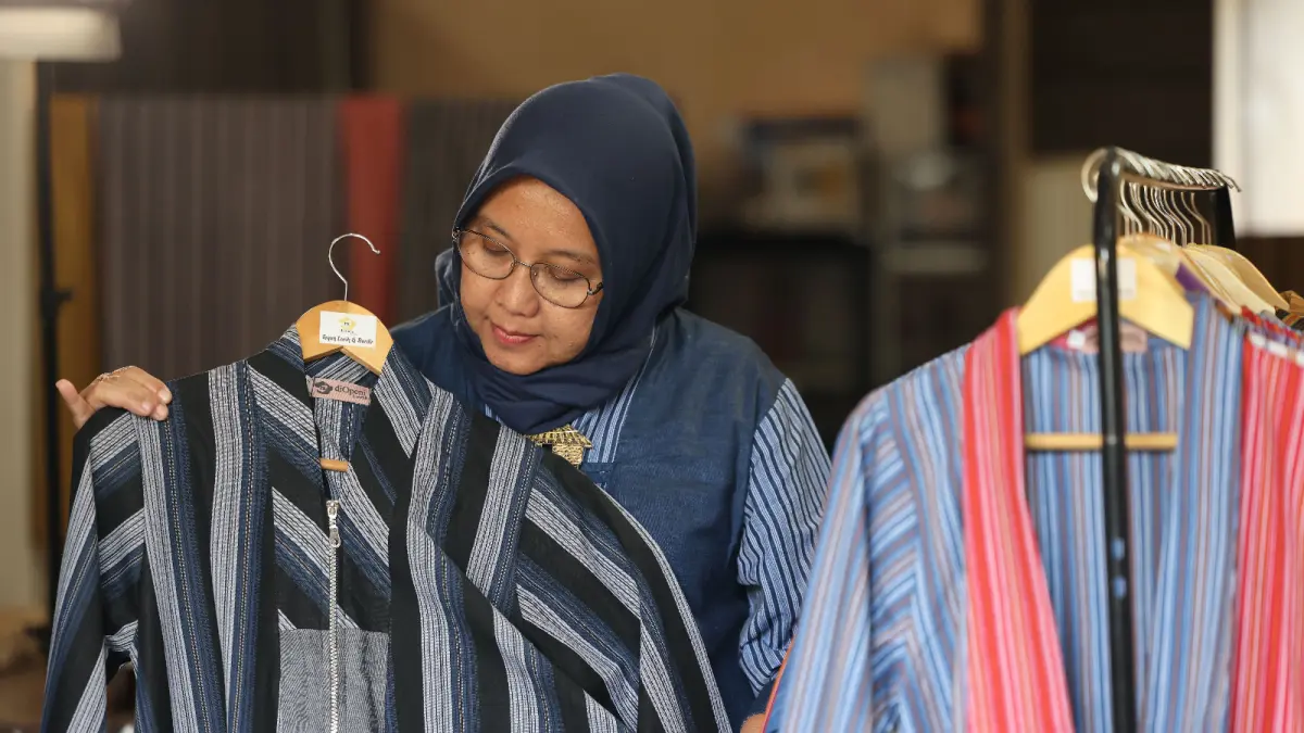 Melalui sinergi dengan Rumah BUMN BRI Malang, usaha yang digawangi oleh Peni Budi Astuti ini berhasil mengubah wastra Nusantara menjadi produk fashion modern bernilai tinggi sekaligus mewujudkan kemandirian finansial bagi perempuan di sekitarnya. (Foto: BRI)