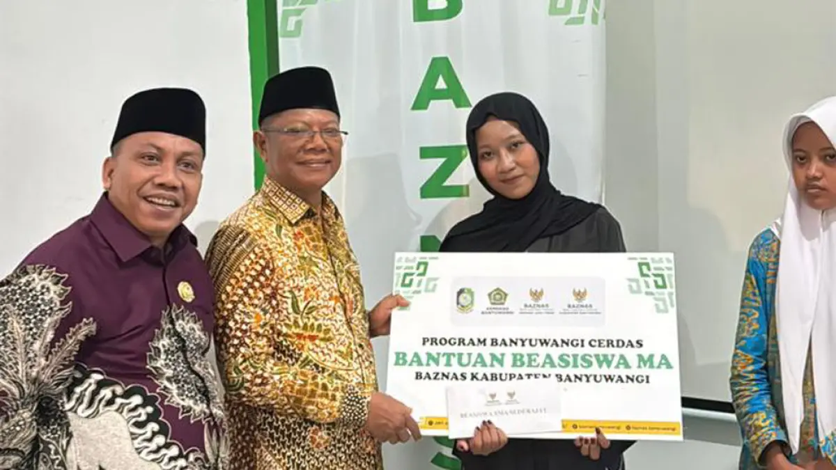 BEASISWA: Ketua Baznas Kabupaten Banyuwangi Dwi Yanto menyerahkan beasiswa pendidikan kepada siswa Madrasah Aliyah disaksikan Ketua Baznas Provinsi Jawa Timur Muhammad Zakki. (Dok Baznas Kabupaten Banyuwangi)