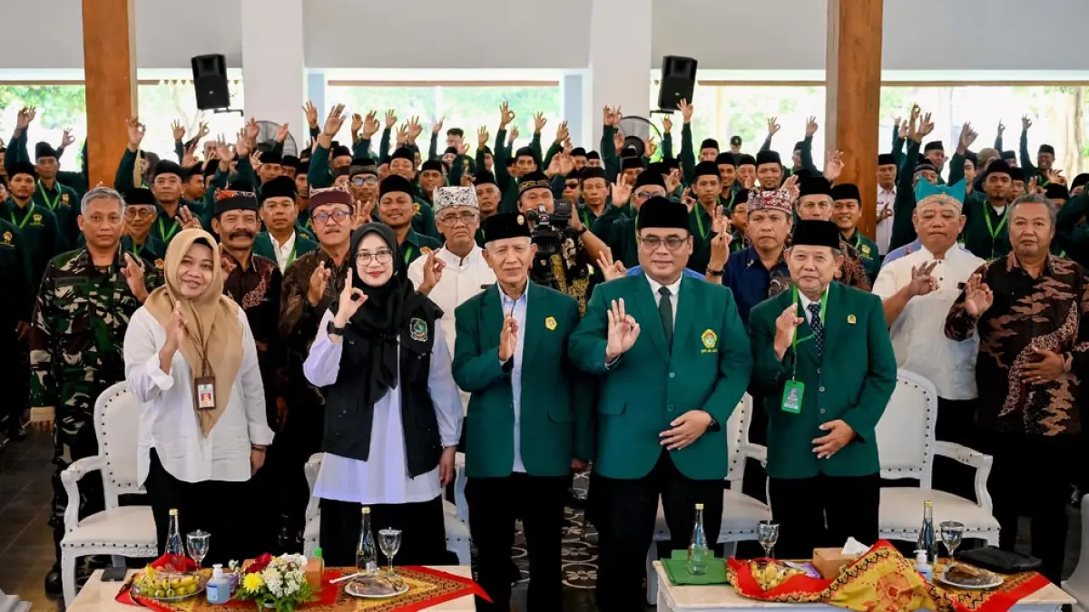 GESTUR BANYUWANGI: Bupati Ipuk Fiestiandani bersama Ketua DPW LDII Jatim Amrodji Konawi (depan dua dari kanan) menghadiri Musda VIII LDII Banyuwangi di pendapa Sabha Swagata Blambangan, Rabu (22/4). (Ramada Kusuma/Radar Banyuwangi)