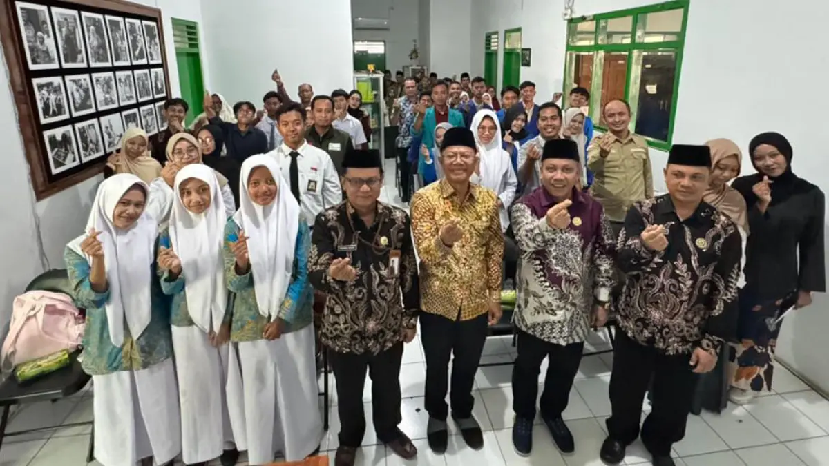 FOTO BARENG: Wakil Ketua III Baznas Provinsi Jawa Timur Muhammad Saksi, Ketua Baznas Kabupaten Banyuwangi Dwi Yanto, Kepala Kemenag Banyuwangi Chaironi Hidayat, serta Kasi Zakat dan Wakaf Kemenag Fathurahman bersama guru pembina, siswa, dan mahasiswa penerima beasiswa di kantor Baznas Kabupaten Banyuwangi pada Rabu (22/4). (Dok Baznas Kabupaten Banyuwangi)