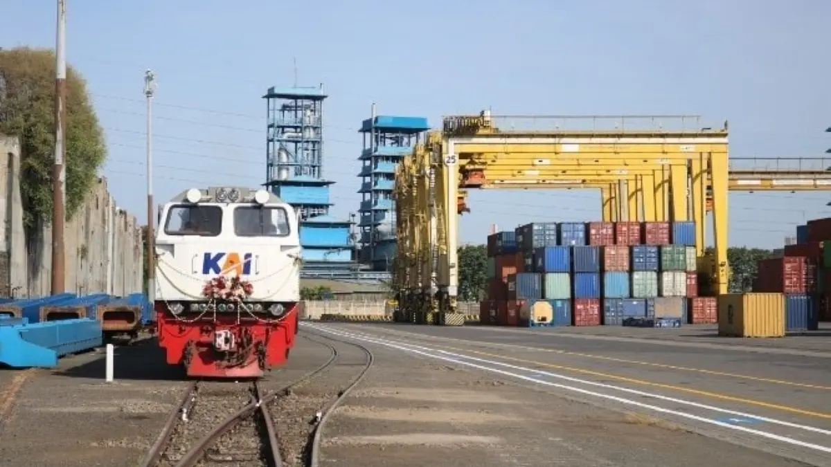Ilustrasi kereta api di terminal peti kemas. (JawaPos.com)