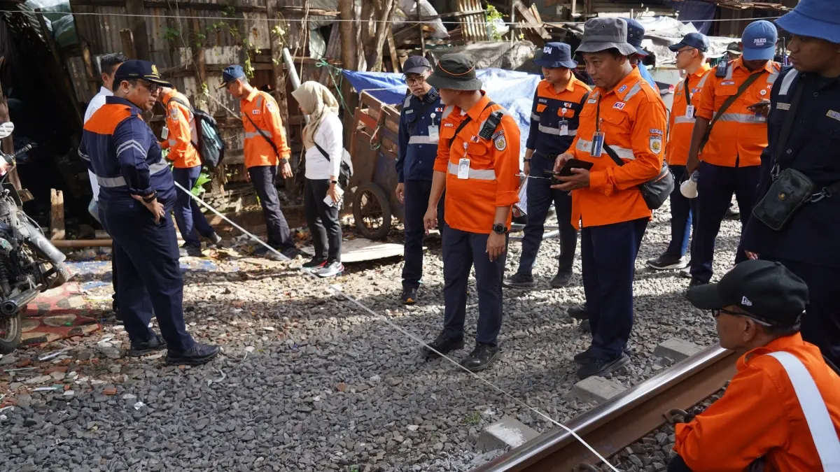KAI Daop 8 Surabaya bersama DJKA melakukan cek lintas Wonokromo–Sepanjang dengan berjalan kaki, pada Kamis (23/4/2026).