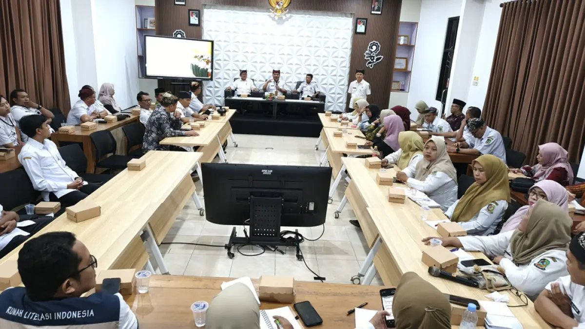 MINTA MASUKAN: Plt Kadispendik Alfian memimpin FKP yang membahas permasalahan pendidikan di ruang rapat Ki Hajar Dewantoro kantor Dispendik Banyuwangi, Rabu (22/4). (Ksatria Raya/Radar Banyuwangi)