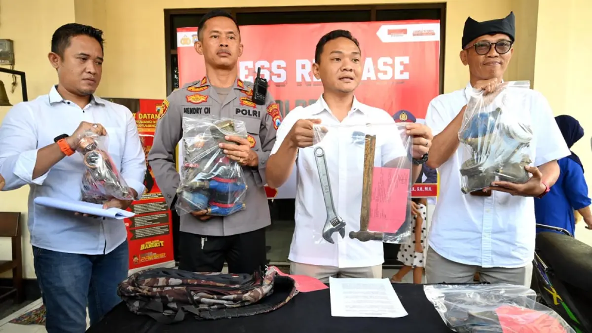 TUNJUKKAN BARANG BUKTI: Kasat Reskrim Polresta Banyuwangi Kompol Lanang Teguh Pambudi didampingi Kapolsek Banyuwangi dan Dirut PUDAM Abd Rahman merilis pelaku pencurian dan barang bukti meteran air di Mapolsek Banyuwangi, Rabu (22/4). (Ramada Kusuma/Radar Banyuwangi)