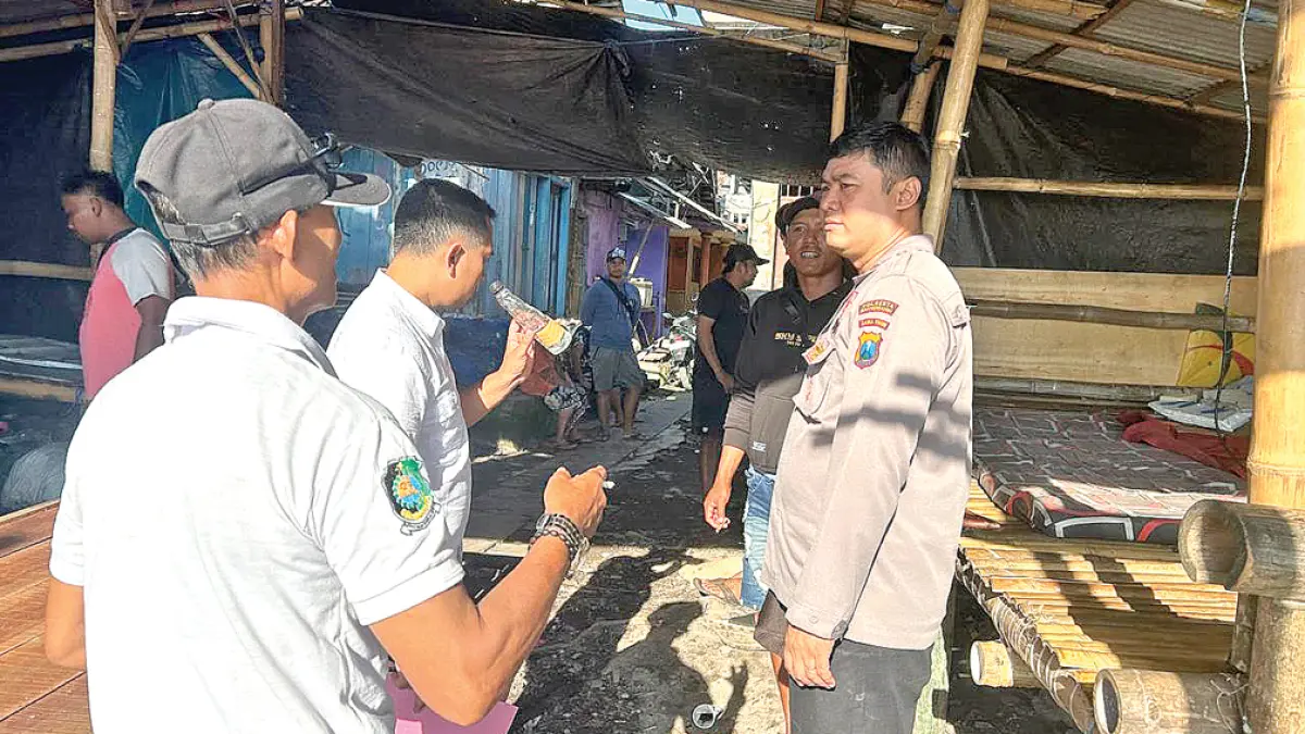 PENYELIDIKAN: Anggota Polsek Muncar melakukan pemeriksaan di lokasi ditemukan nelayan meninggal dunia masuk Dusun Sampangan, Desa Kedungrejo, Kecamatan Muncar, Rabu (22/4). (Mujiono for Radar Banyuwangi)