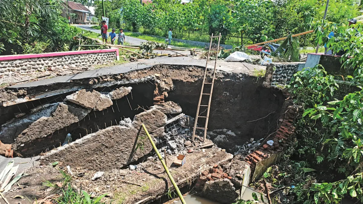 RUSAK: Jembatan di Dusun Tapansari, Desa Sraten, Kecamatan Cluring ambrol digerus aliran sungai Selasa (21/4). (Zamrozi Wahyu/Radar Banyuwangi)