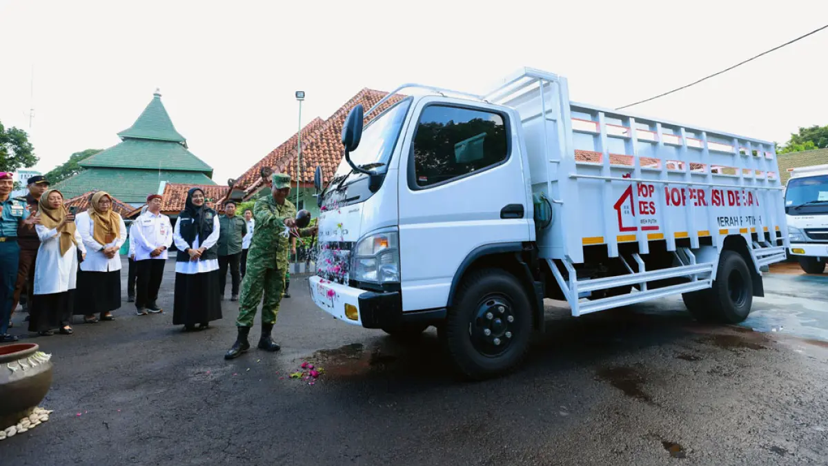 SIRAM AIR KEMBANG: Dandim 0825 Letkol (Arm) Tryadi Indrawijaya didampingi Bupati Ipuk Fiestiandani secara simbolis menyerahkan bantuan truk untuk 18 KDKMP di Makodim 0825 Banyuwangi, Rabu (22/4). (Ramada Kusuma/Radar Banyuwangi)