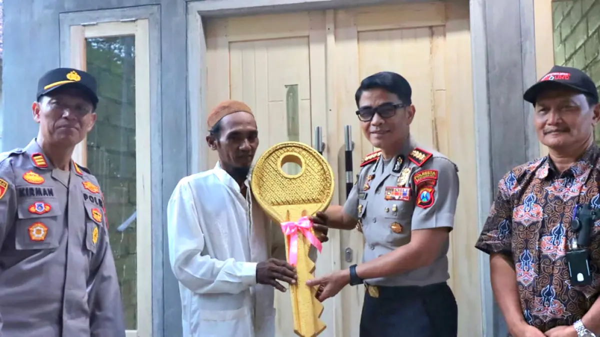 AKSI SOSIAL: Kapolresta Kombespol Rofiq Ripto Himawan menyerahkan replika kunci sebagai simbol penyerahan hasil bedah rumah kepada Samawi di Kelurahan Bulusan, Kecamatan Kalipuro, Kamis sore (23/4). (Humas Polresta Banyuwangi)