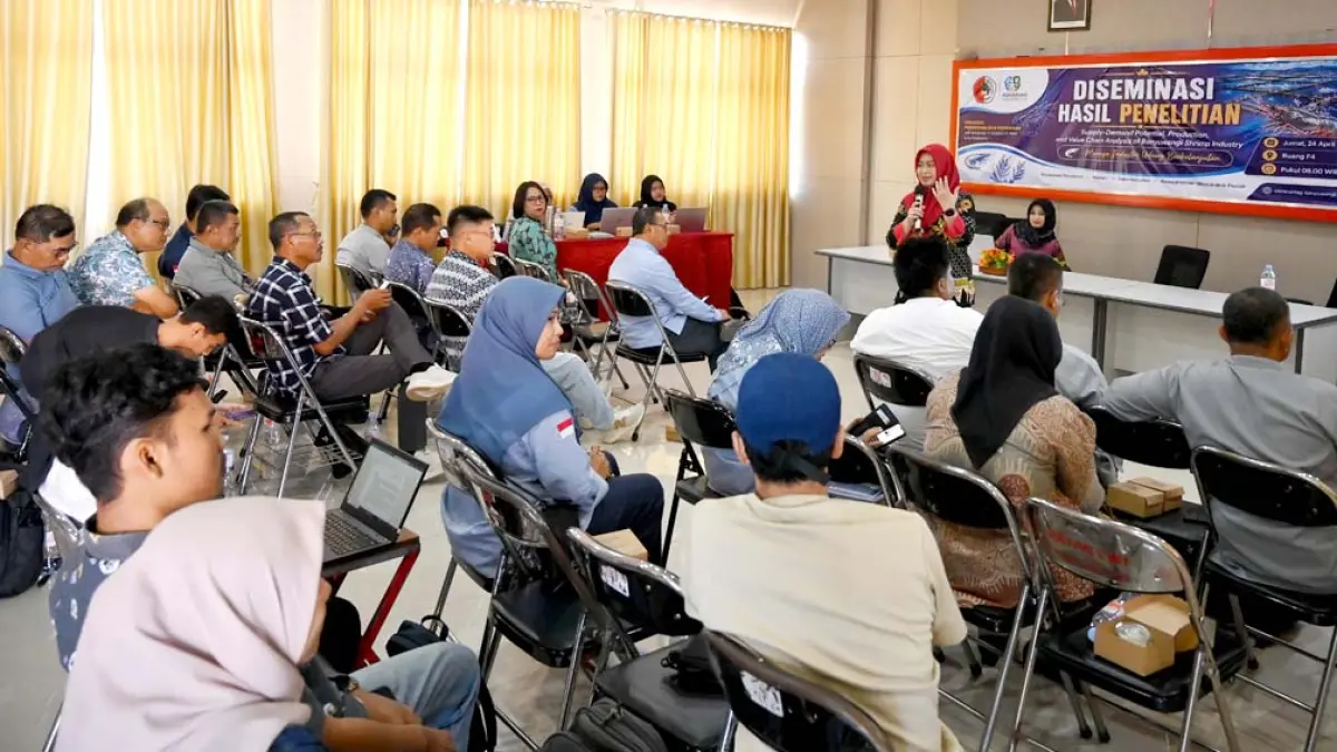BAHAS KOMODITAS UDANG: Dekan Fakultas Pertanian dan Perikanan Untag Banyuwangi Dr Ervina Wahyu Setyaningrum, SPi, MSi memberikan sambutan dalam kegiatan diseminasi hasil penelitian yang digelar di ruang F4, Jumat (24/4). (Ramada Kusuma/Radar Banyuwangi)