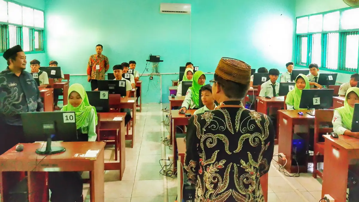 BERJALAN LANCAR: Kepala Kantor Kemenag Banyuwangi Chaironi Hidayat dan Kasi Penma Fakhrurozi saat monev kegiatan AMBK di MTsN 7 Banyuwangi, Rabu (22/04). (Yasin for Radar Banyuwangi)