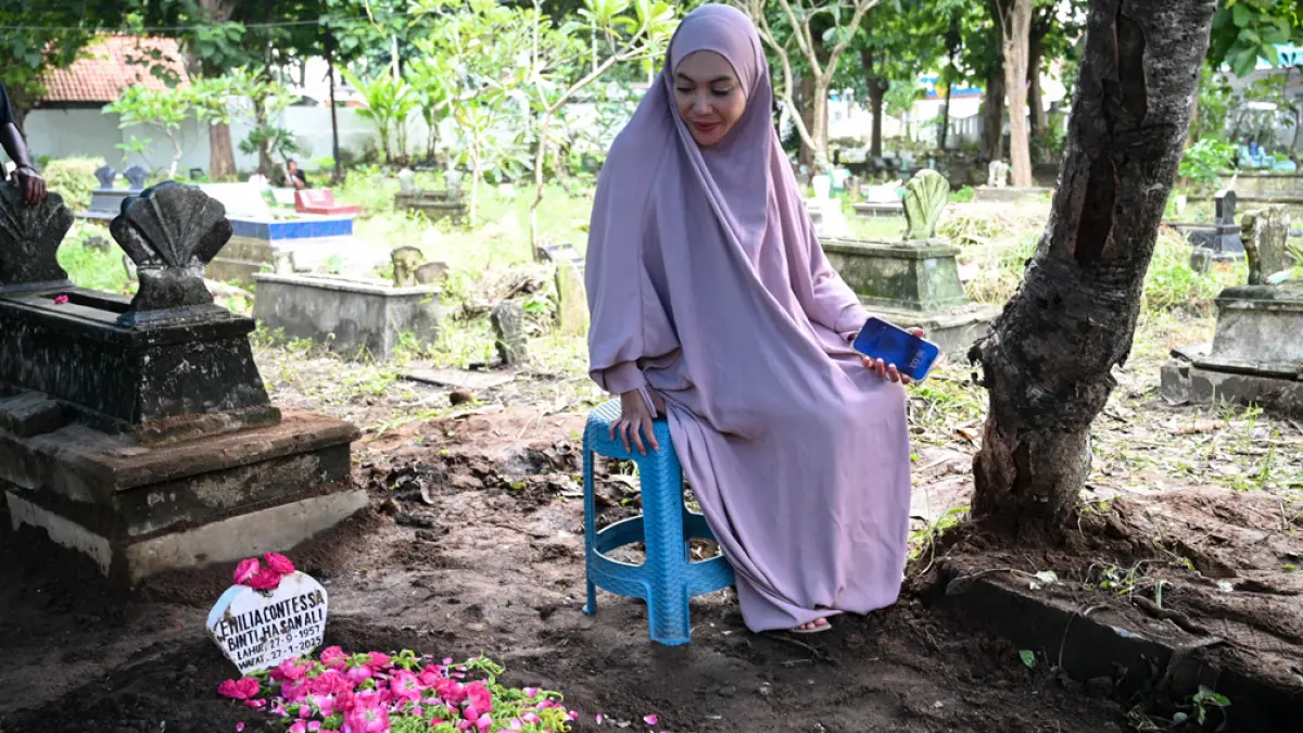 Denada saat berada di tempat peristirahatan terakhir sang ibu, Emilia Contessa, yang meninggal dunia pada 27 Januari 2026 di TPU Penganjuran. (Ramada Kusuma/Radar Banyuwangi)