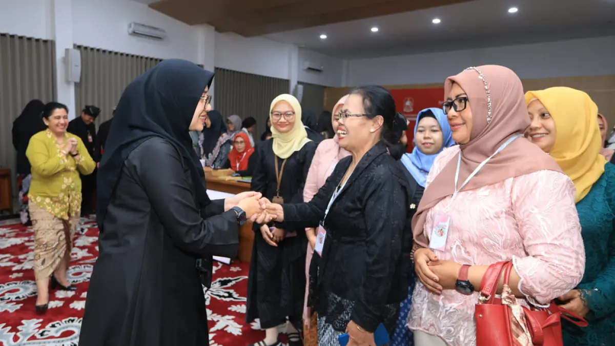 DENGAR MASUKAN: Bupati Ipuk Fiestiandani berdialog langsung dengan peserta Rembuk Perempuan di Aula Minak Jinggo Kantor Pemkab Banyuwangi pada Selasa (21/4). (Dini for Radar Banyuwangi)