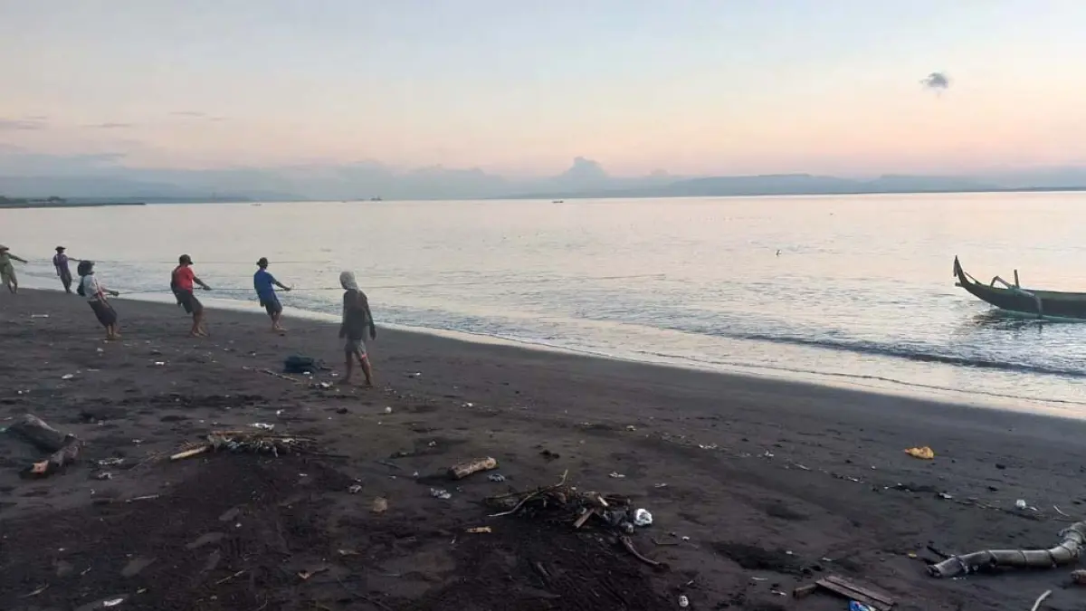 KERJA SAMA: Sejumlah nelayan menarik jaring di tepi pantai Pulau Santen, Kelurahan Karangrejo, Banyuwangi, Jumat (24/4). (Akbar Maulana for Radar Banyuwangi)