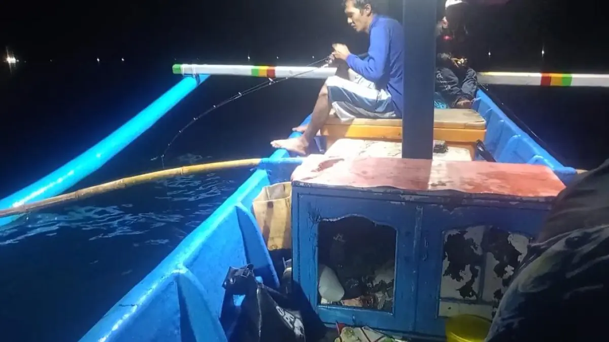 MANCING : Cuaca laut yang dingin, angin kencang, serta kondisi gelap menjadi tantangan tersendiri bagi para pemancing.(dok.Raba)