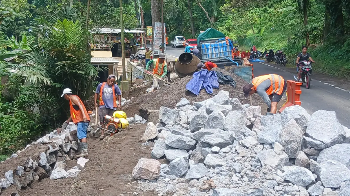 NYARIS RAMPUNG: Perbaikan area longsor di Gunung Gumitir, tepatnya di wilayah Dusun Barurejo, Desa Kalibarumanis, Kecamatan Kalibaru, memasuki babak akhir Kamis (23/4). (Salis Ali/Radar Banyuwangi)