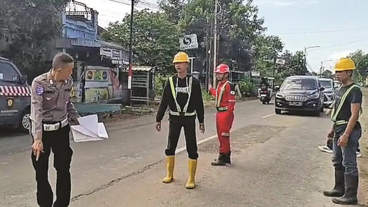 OLAH TKP: Anggota Polsek Muncar melakukan pemeriksaan di lokasi laka lantas di jalan raya Dusun Mangunrejo, Desa Blambangan, Kecamatan Muncar, Rabu (22/4). (Mujiono for Radar Banyuwangi)