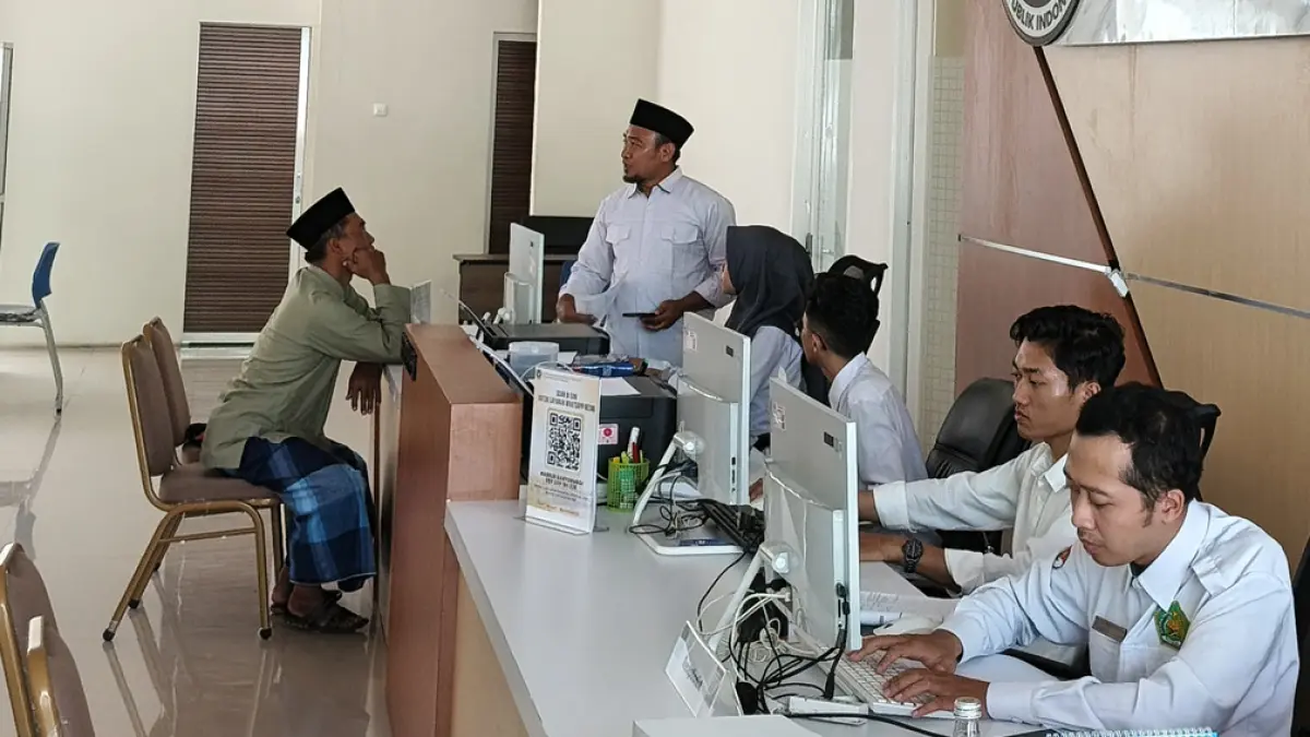 SEGERA BERANGKAT: CJH konsultasi dengan petugas di loby Kantor Kemenhaj Banyuwangi untuk persiapan keberangkatan haji, Kamis (23/4). (Ksatria Raya/Radar Banyuwangi)