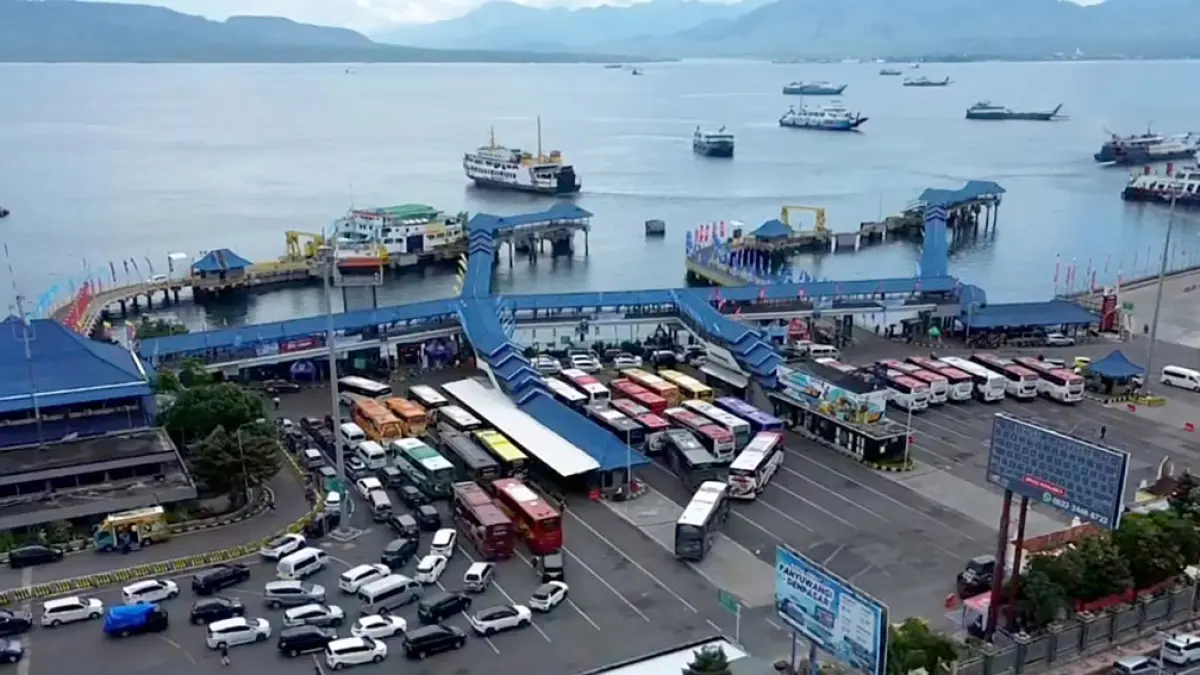 SEGERA NAIKKAN KAPASITAS: sebagian dermaga MB yang ada saat ini merupakan bangunan lama. Dermaga tersebut dibangun sejak 1997 dengan kapasitas awal sekitar 30 ton. (Ramada Kusuma/Radar Banyuwangi)