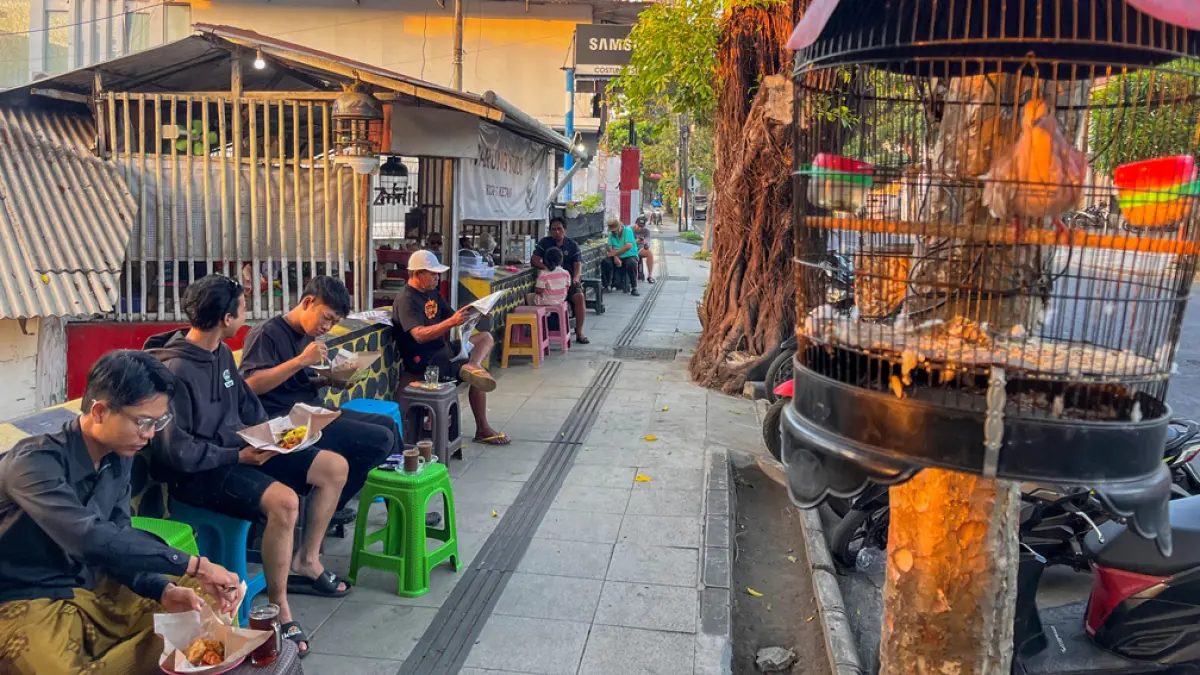 SELALU RAMAI: Warung Yudi Kaliseng selatan Perliman Banyuwangi yang menyediakan menu ketan kirip dan jajanan gorengan buka setiap pagi pukul 04.30. (Ramada Kusuma/Radar Banyuwangi)