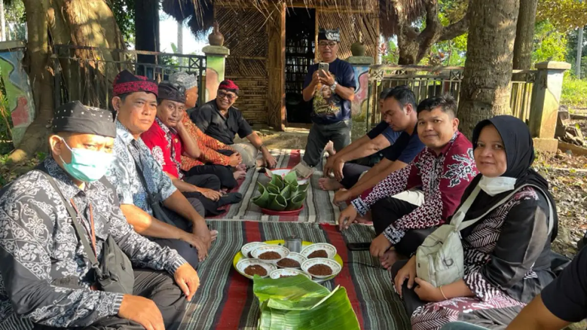 Tim Gandrung Sewu 2026 ziarah ke leluhur Seblang Olehsari. Ritual ini kuatkan konsep “Kembang Dermo” jelang pentas di Banyuwangi. (foto: banyuwangitourism.com)