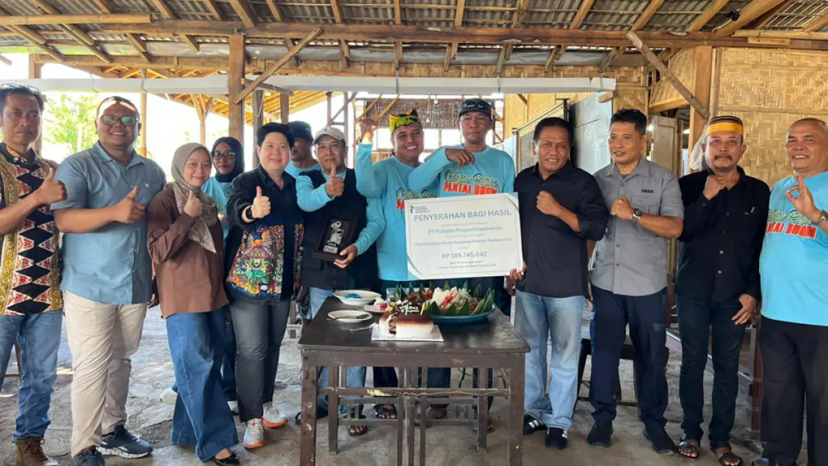 TRANSPARAN-BERMANFAAT: Plh General Manager Area Bisnis Boom Marina Banyuwangi Monique Dwijayanti menyerahkan dana bagi hasil kepada Panitia Gebyar Pesona Pantai Boom di warung Mak Isun, Jumat (24/4). (Fredy Rizki/Radar Banyuwangi)