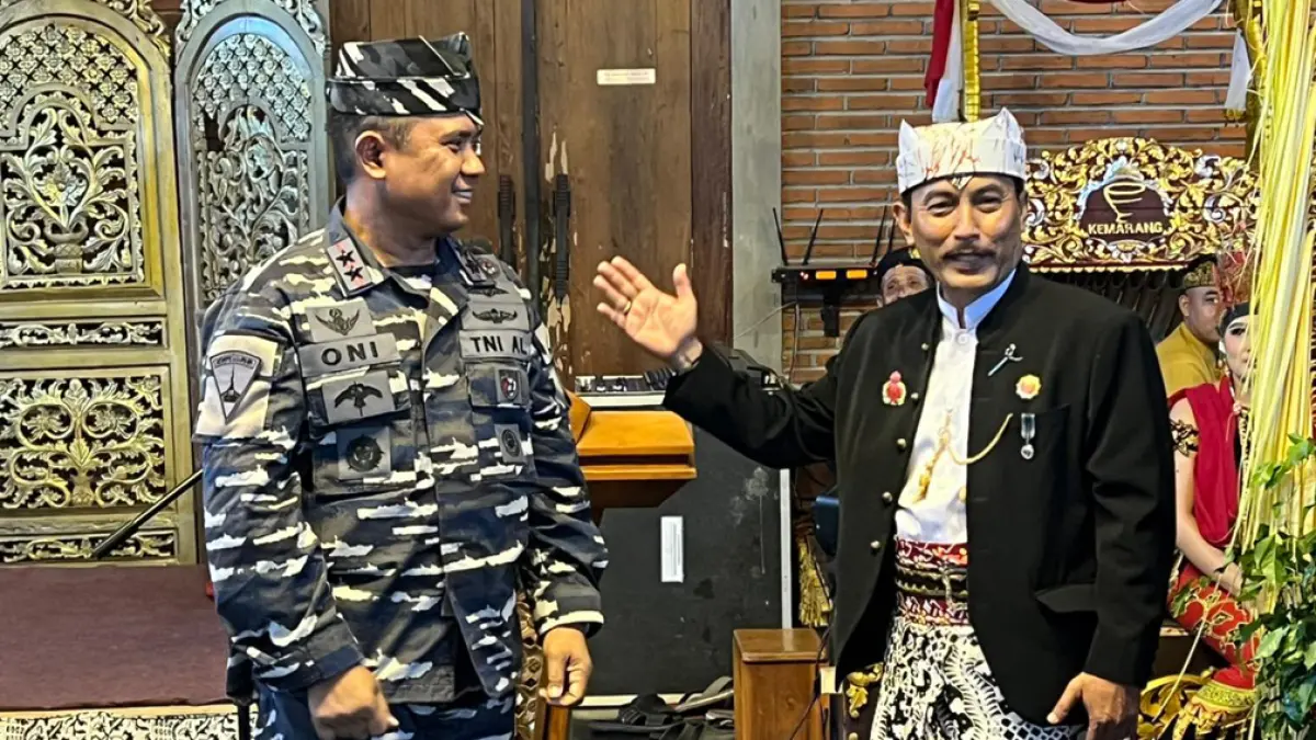 TUAN RUMAH: Ketua Matra DPD Banyuwangi yang juga Kades Tamansuruh Teguh Eko Rahadi menemani Komandan Pasmar 2 Mayor Jenderal TNI (Mar) Oni Junianto, Jumat (24/4). (Bagus Rio/Radar Banyuwangi)